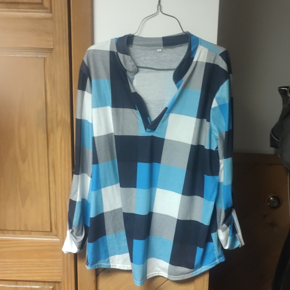 Plaid pattern v-neck shirt